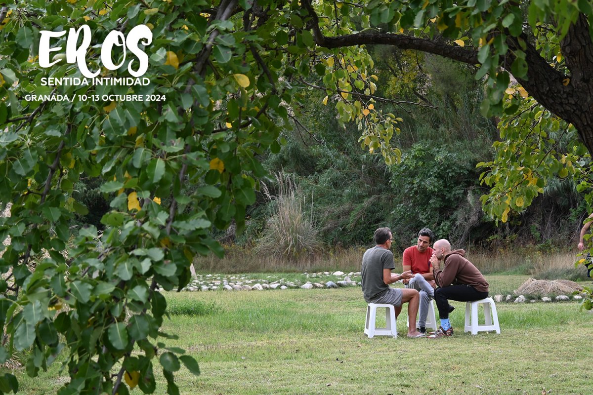 hombres gays compartiendo naturaleza