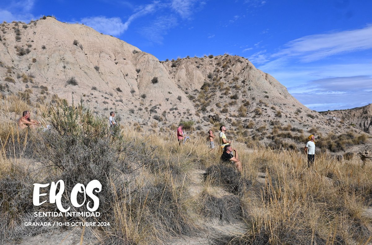 meditación de hombres en el desierto